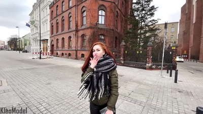 Offentlig afhentning: Smuk pige bliver kneppet for en iPhone og får sperm i fissen. CleoModel